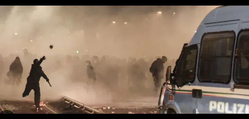 Illustration pour l'article: Émeutes à Turin — l'Italie accélère un décret sécuritaire