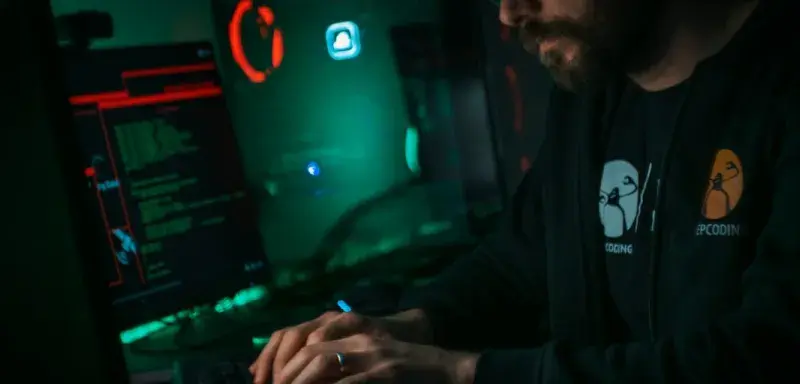 Illustration d'une cyberattaque informatique avec un écran d'ordinateur