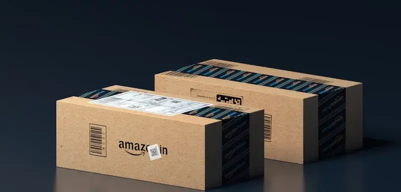 Colis Amazon empilés, illustration du géant du e-commerce au cœur de la polémique