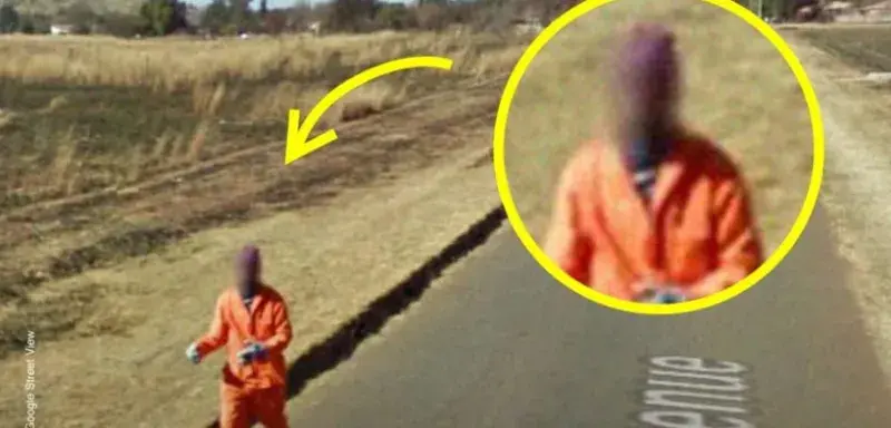 Capture Google Street View montrant un homme en tenue de prisonnier courant sur un trottoir avec le visage automatiquement flouté