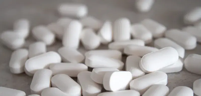 Boîte de médicaments sur une surface en bois