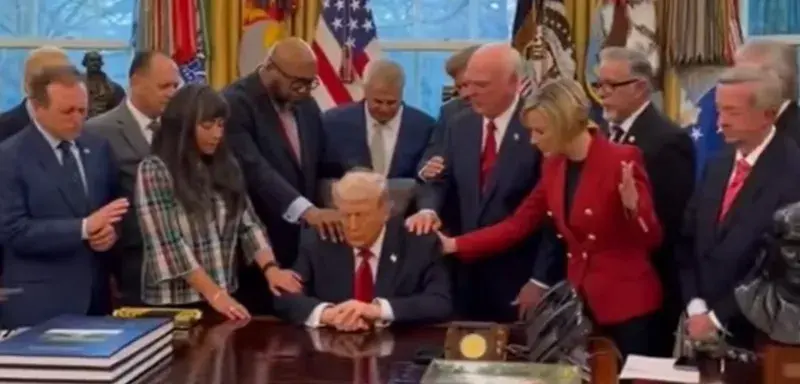 Donald Trump recevant une bénédiction religieuse à la Maison Blanche, entouré de son équipe gouvernementale