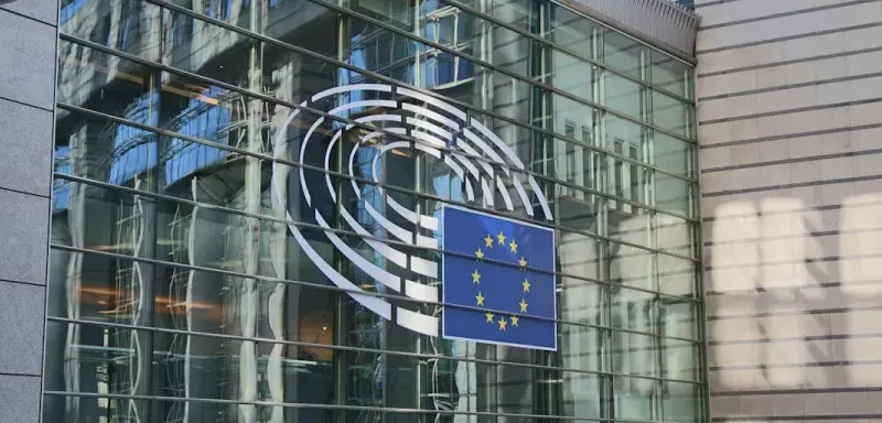 bâtiment aux murs de verre pendant la journée