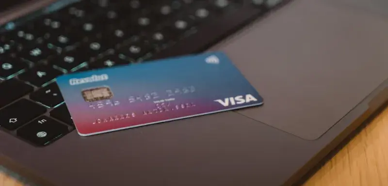 Carte bancaire Revolut bleue et blanche sur ordinateur portable argenté
