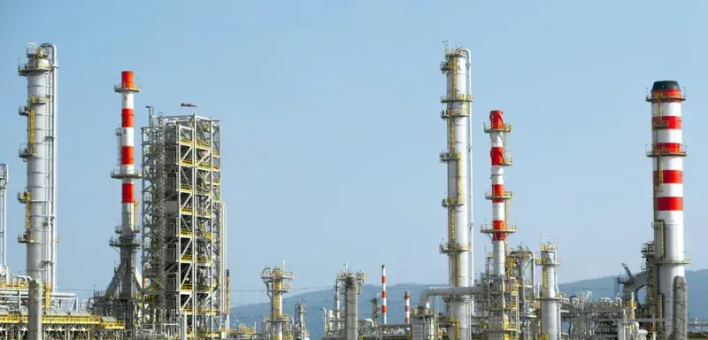 Raffinerie industrielle avec des tuyaux rouges et blancs