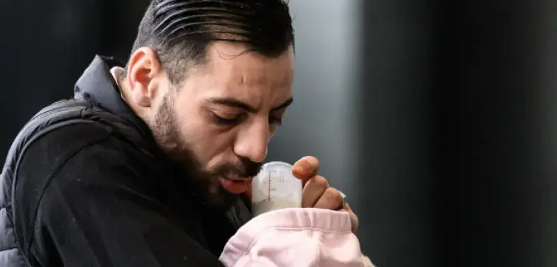 Illustration pour l article sur Imad Tintin, influenceur algérien ayant obtenu un titre de séjour malgré trois OQTF