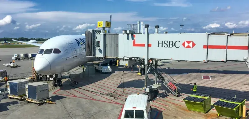Avion sur le tarmac d'un aéroport