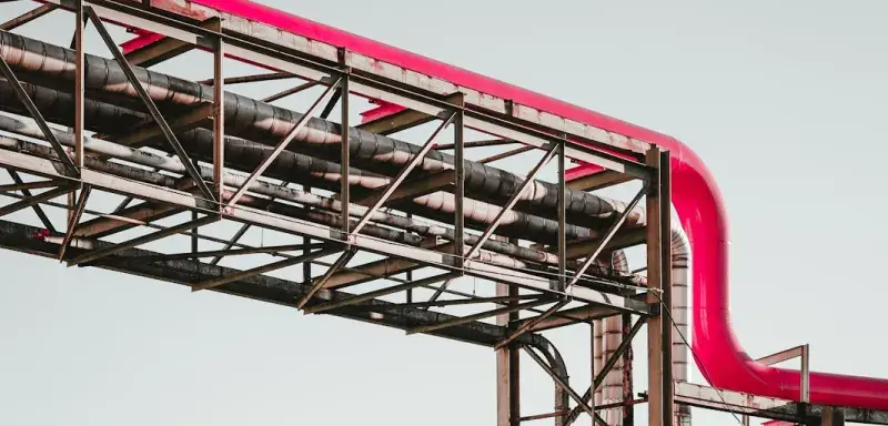 Installation de gaz naturel avec tours métalliques