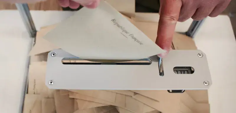 Isoloir et urne de vote lors des élections municipales