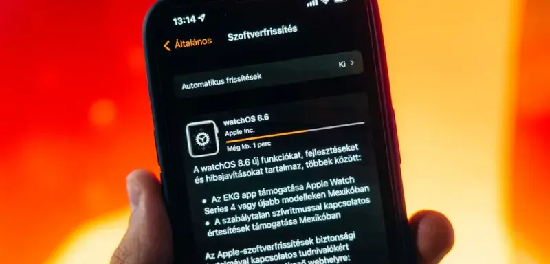 Une main tenant un iPhone affichant une mise à jour système