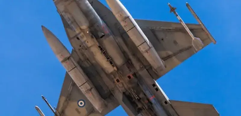 Avion de chasse supersonique capturé en plein vol au-dessus d'Albacete, effectuant une impressionnante manœuvre aérienne dans un ciel dégagé