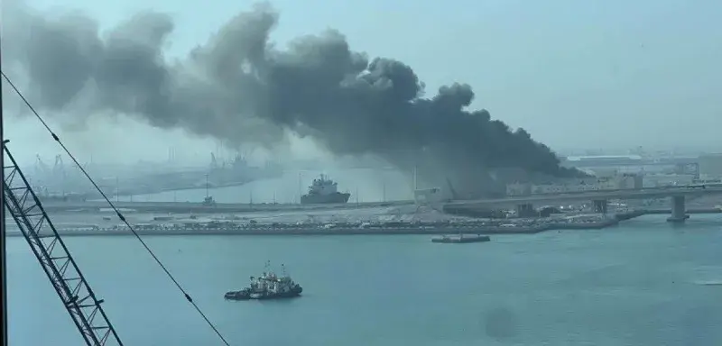 Épaisse fumée noire s'élevant de la base navale française Camp de la Paix à Abu Dhabi après la frappe de drones iraniens