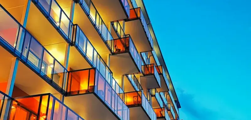 Façade vitrée d'une résidence étudiante moderne