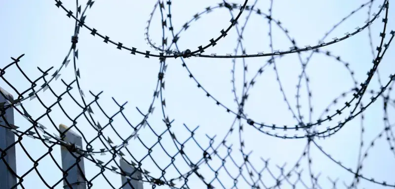 fil barbelé symbolisant les politiques migratoires restrictives