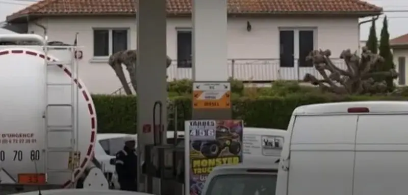 Illustration représentant les inquiétudes du ministre de l'Industrie face à la guerre au Moyen-Orient