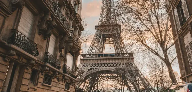 Tour Eiffel sous un ciel bleu