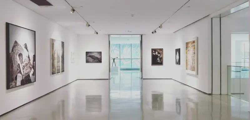Vue intérieure d'un musée avec tableaux accrochés aux murs