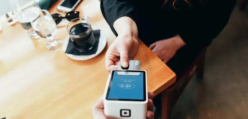 Machine de paiement par carte bancaire symbolisant les transactions financières