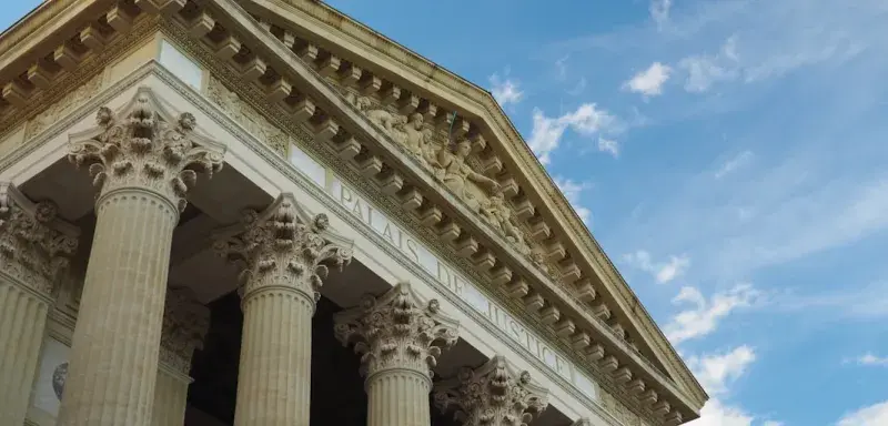 Façade d'un tribunal avec colonnes en pierre