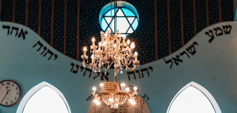Lustre suspendu au plafond d'une synagogue