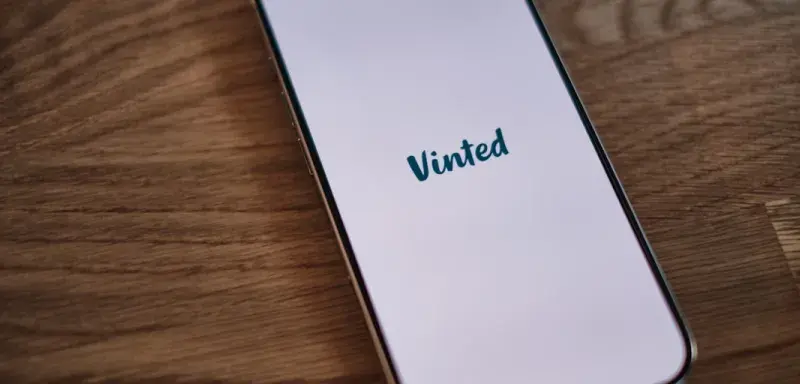Un iPhone blanc avec l'application Vinted
