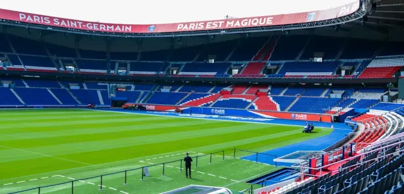 Supporters du PSG en liesse dans un stade
