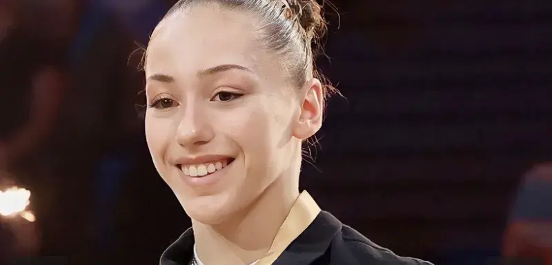 Kaylia Nemour en compétition sur les barres asymétriques