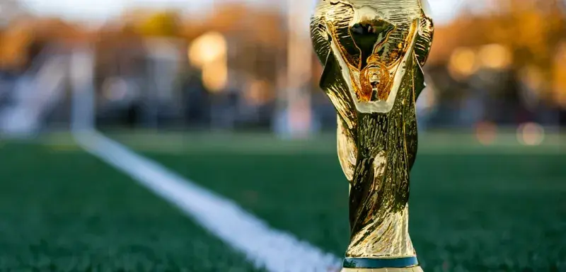 Trophée de la Coupe du monde 2026 posé sur une pelouse verdoyante