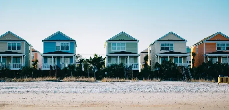 Maisons colorées en bord de mer