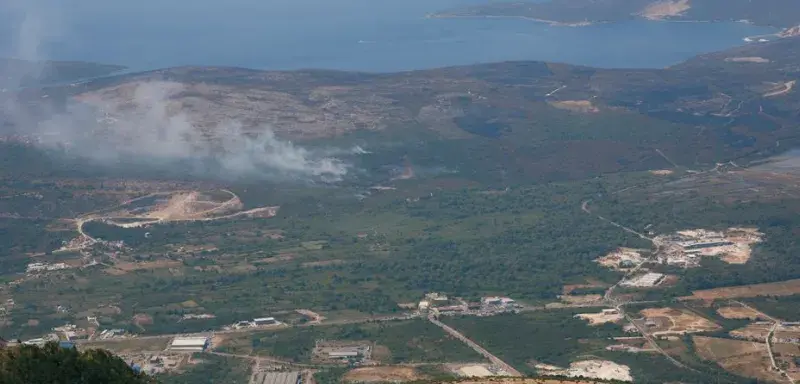 Vue aérienne de fumée s'élevant des collines lors d'incendies en Grèce