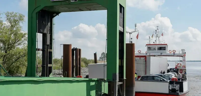 Ferry à quai, véhicules en cours d embarquement au terminal