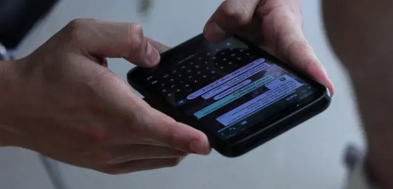 Personne tenant un smartphone noir