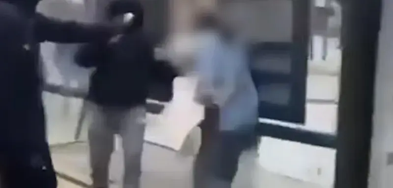Capture de la vidéo amateur tournée place du 4-Septembre, à Marseille, le 1er octobre 2026