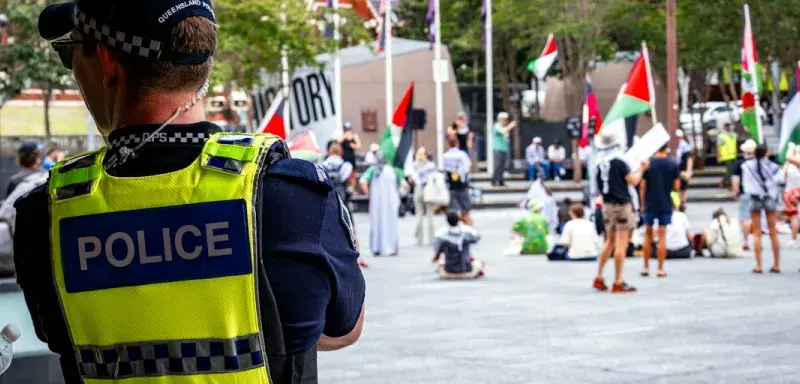 Un policier face à une foule de manifestants