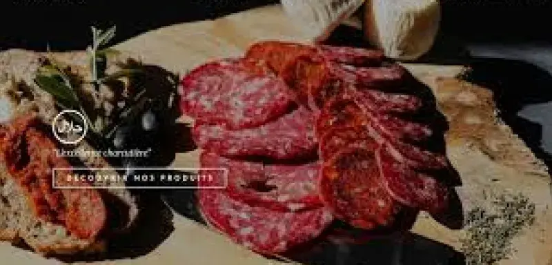 De même, le chorizo de bœuf halal proposé sur cette même boutique revisite une charcuterie emblématique de la gastronomie méditerranéenne en version halal et séduit par sa saveur épicée et sa polyvalence en cuisine — qu’il soit dégusté à l’apéritif, intégré à une pizza maison ou mêlé à un plat mijoté pour lui apporter une touche de caractère. Enfin, des pièces plus raffinées comme le gigot d’agneau affiné ou le jambon de dinde halal pré-tranché, souvent choisis pour un plateau festif ou un repas spécial, fi