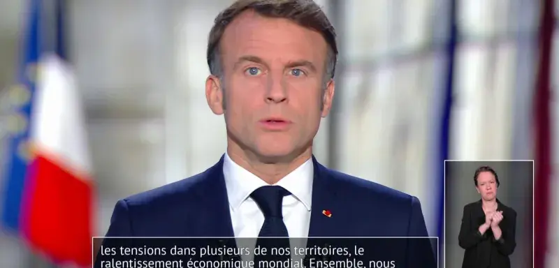 Lors de ses vœux du 31 décembre 2025, Emmanuel Macron a tenté de rallumer la flamme présidentielle dans un climat politique fracturé et sans majorité.