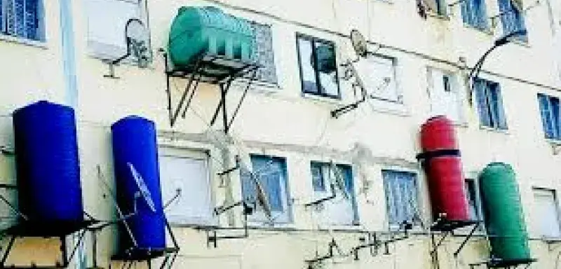 D’imposants réservoirs d’eau ont envahi les façades des immeubles algériens 