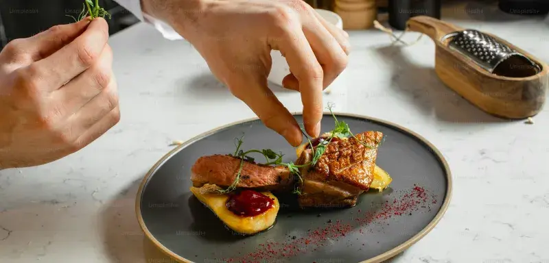 En cette ultime journée, l’effervescence ne faiblit pas dans les cuisines des établissements participants