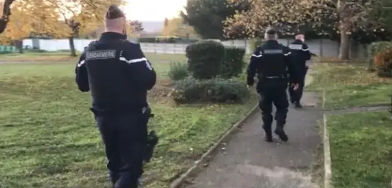 À l'arrivée des policiers, l'homme a pris la fuite. Mais quelques instants plus tard, il s'est retourné vers un fonctionnaire et s'est jeté sur lu