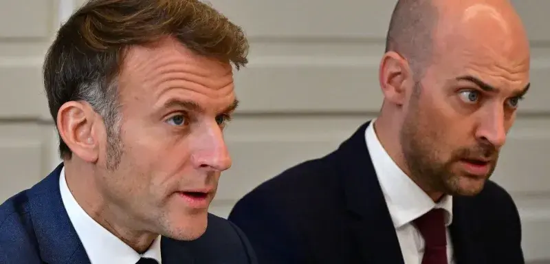 En saluant la fin de la « dictature » de Maduro, Emmanuel Macron s'aligne sur Washington et ferme les yeux sur la violation du droit international par les États-Unis.