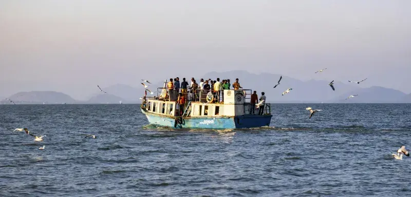 Le 12 août 2023, un canot pneumatique surchargé sombrait dans la Manche, coûtant la vie à sept migrants. Parmi les rescapés, Ibrahim A
