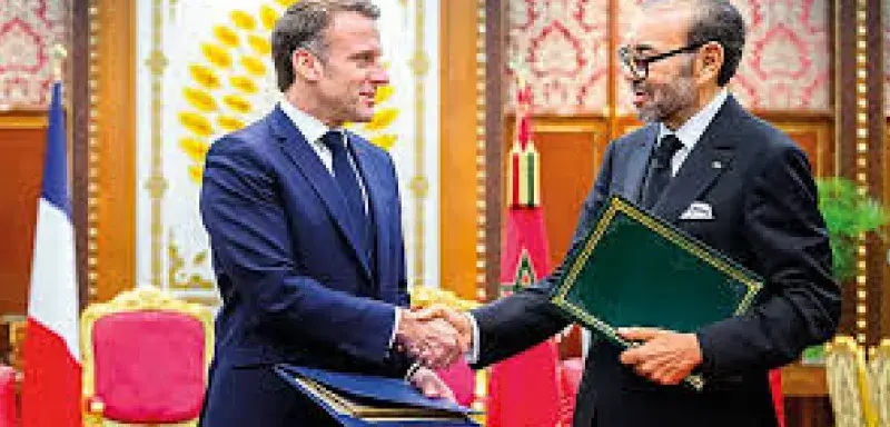 Emmanuel Macron vante une relation « exceptionnelle » avec le Maroc et redéfinit la place de la diplomatie française dans le bassin méditerranéen.