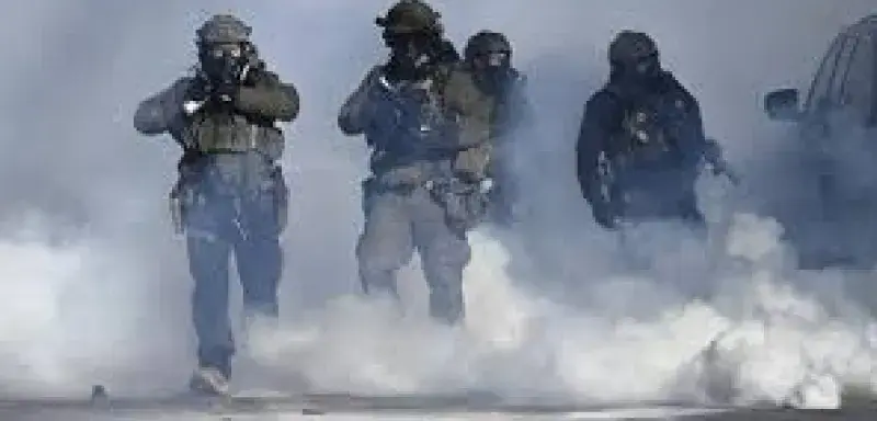 À Minneapolis, un homme a été abattu alors qu’il était au sol lors d’une opération antimigrants. Les vidéos contredisent la version officielle.