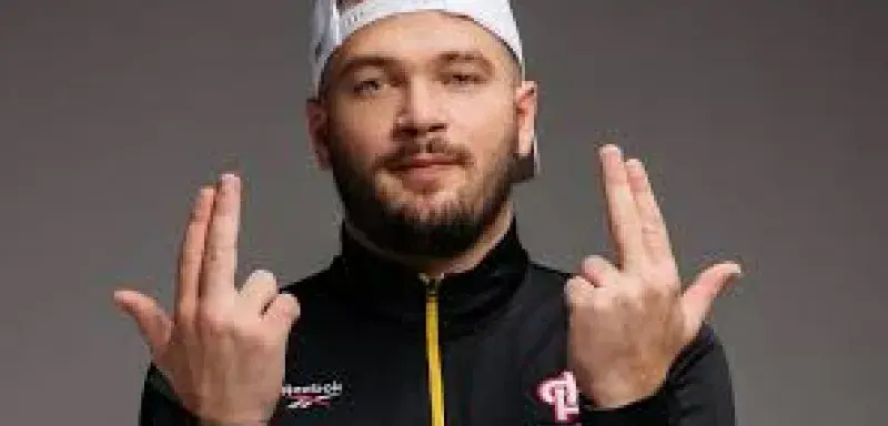 Le rappeur Jul signe un nouveau triomphe avec son album « TP sur TP », en tête des ventes françaises, confirmant son statut unique dans le paysage musical