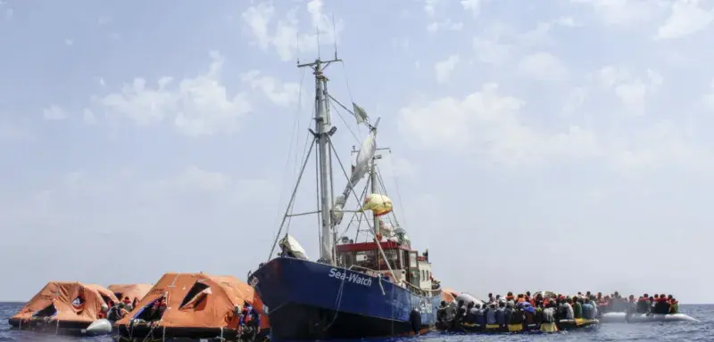 En Méditerranée, les politiques migratoires européennes ont rendu les traversées plus chères et plus meurtrières, enrichissant les passeurs sans jamais stopper les départs.