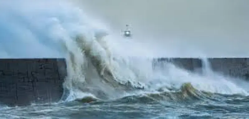 La tempête Goretti frappe l’ouest de la France avec des vents jusqu’à 160 km/h, plaçant la Manche en vigilance rouge et provoquant d’importantes perturbations
