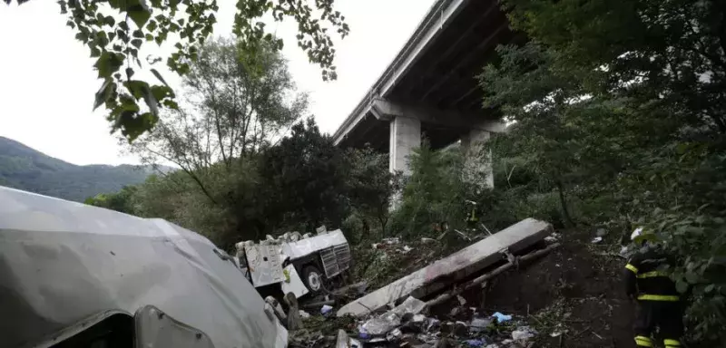 L’autocar a fait un plongeon d’une trentaine de mètres. (D R)   