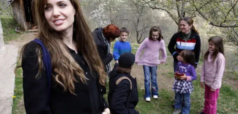 angelinajolieenfantsbosniaque.jpg angelinajolieenfantsbosniaque.jpg