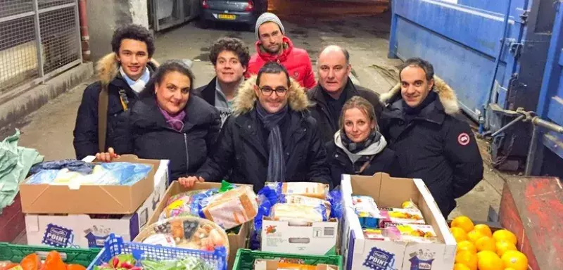 Arash Derambarsh et les bénévoles de Courbevoie avaient ramassé 70 kg de denrées périmées à Carrefour, ce soir du 30 janvier. (DR)