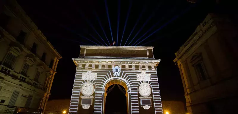 L’Arc de Triomphe de Montpellier se métamorphose en « The Firts candel » ! C’est l’une des photos réalisées hier pendant les tests avant la grande explosion de lumières qui aura lieu ce soir et jusqu’à samedi. (© Ville de Montpellier/Facebook) 